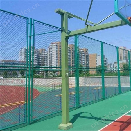 华丽体育篮球场围网厂家报价 批发组装型勾花护栏 运动场地围栏